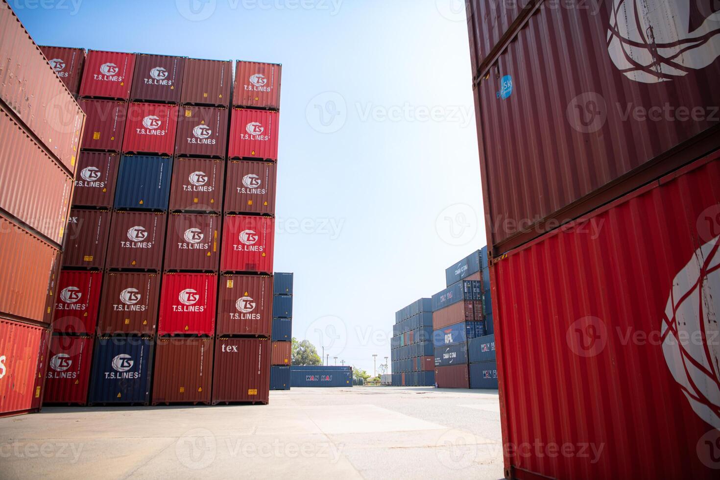 contenedores apilado en un carga terminal a el Puerto de bangkok, Tailandia foto