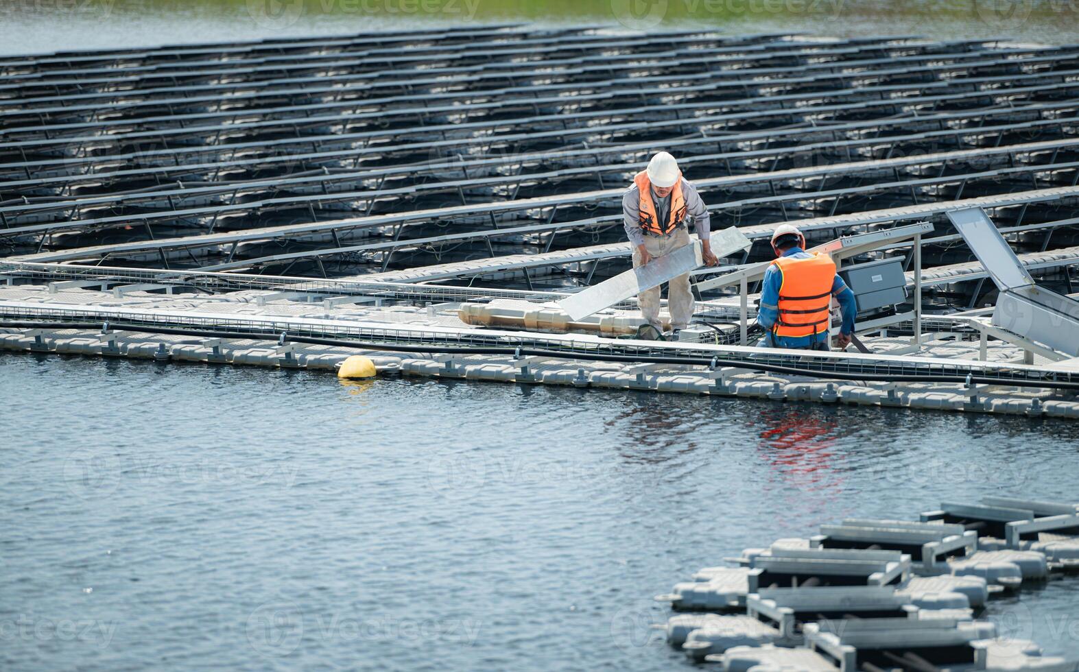 ambos de técnicos son actualmente evaluando y reparando el transmisión terminales para electricidad generado por solar energía en un flotante solar poder sistema. foto