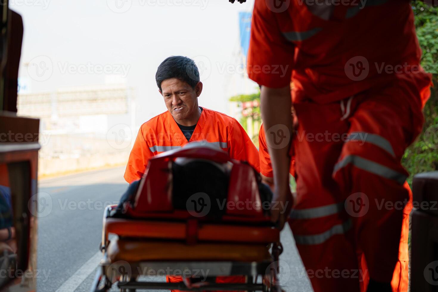 el paramédico es ayudando un lesionado hombre en un emergencia situación en el la carretera. foto