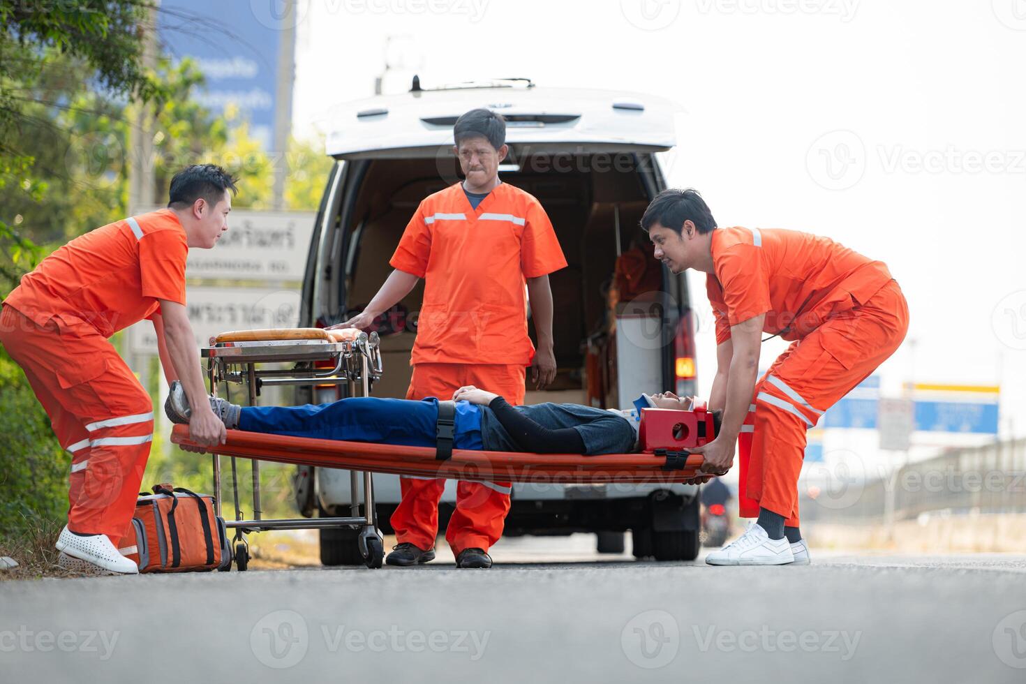 el paramédico es ayudando un lesionado hombre en un emergencia situación en el la carretera. foto