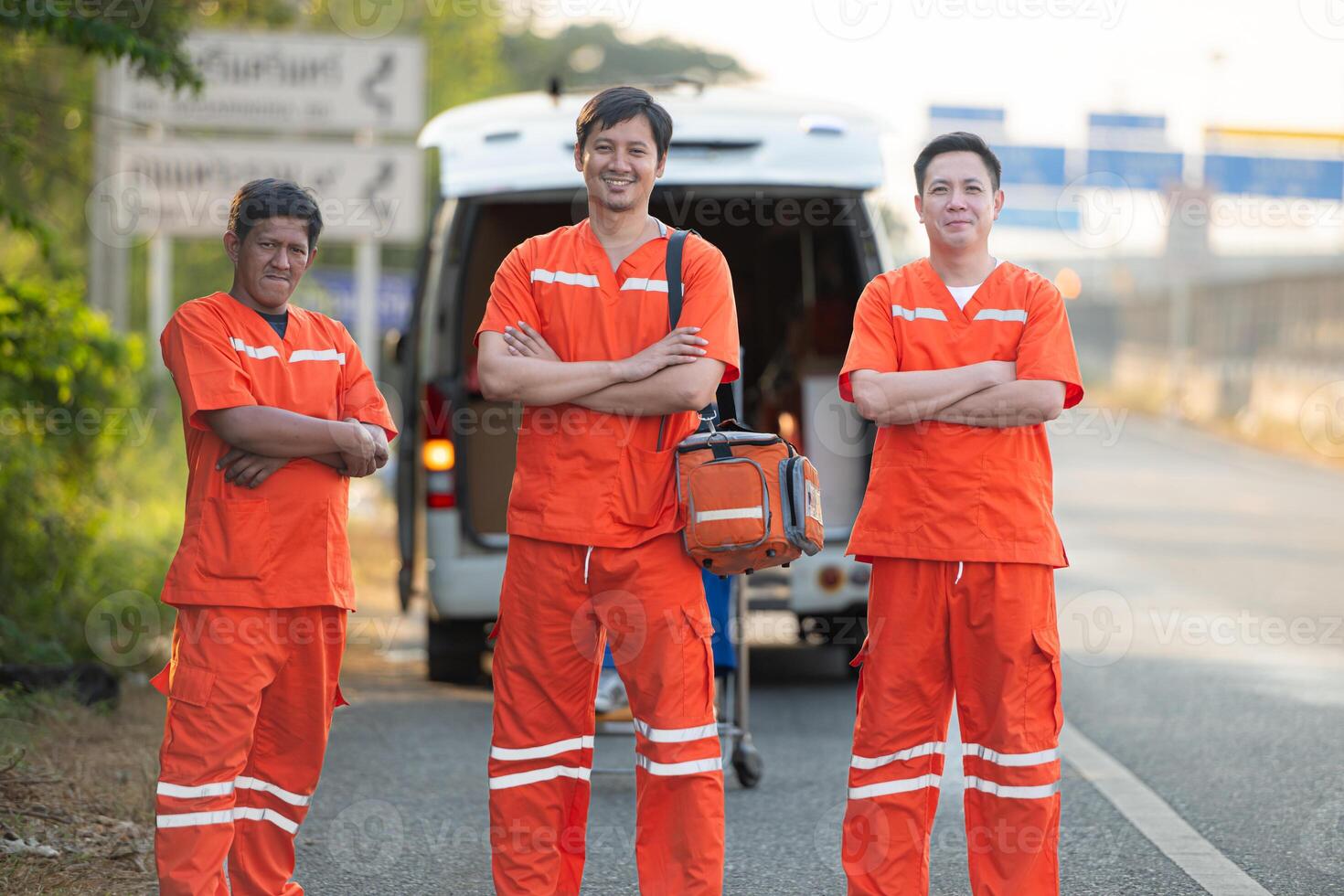 retrato de paramédico equipo es ayudando un lesionado hombre en un emergencia situación en el la carretera. foto