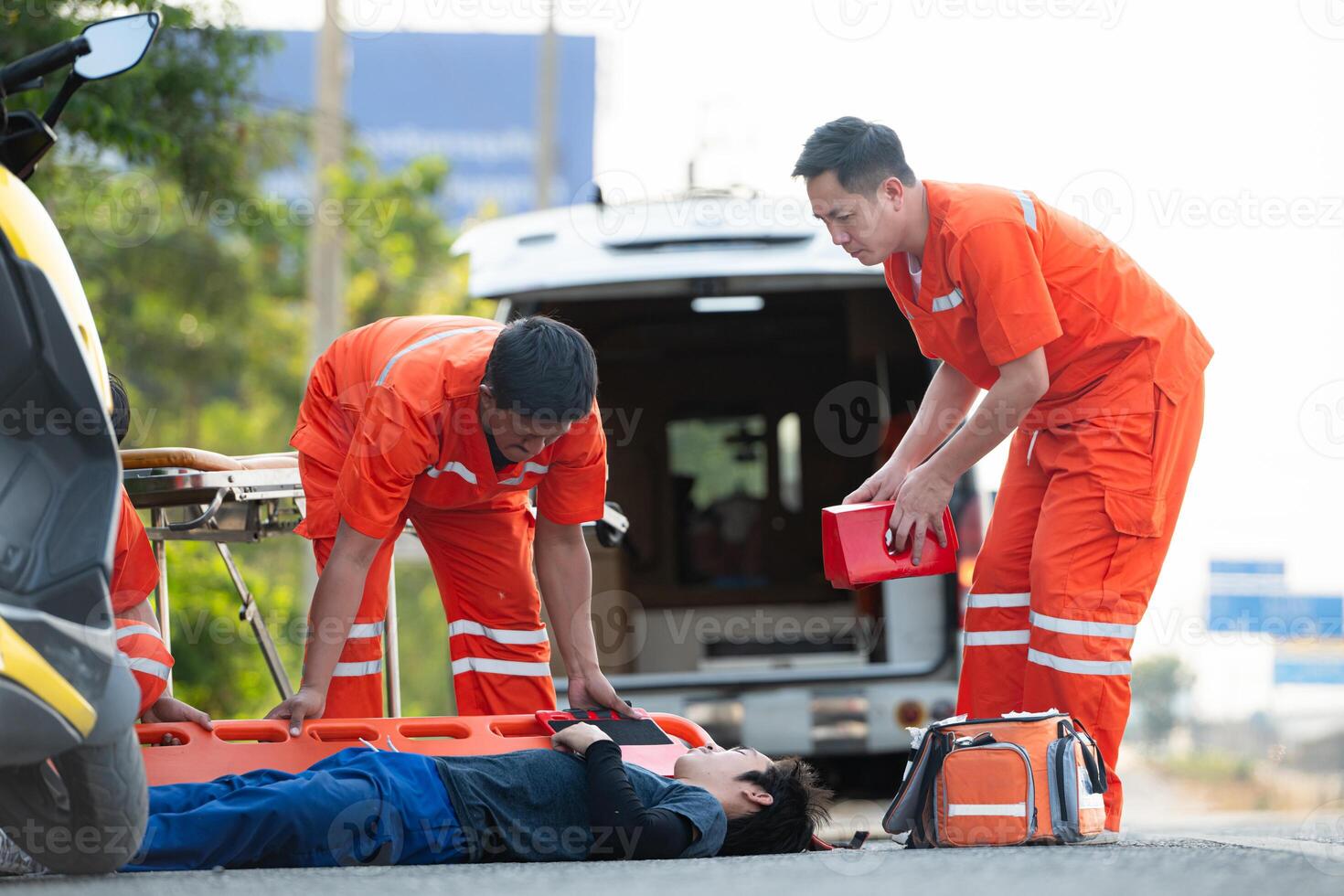 el paramédico es ayudando un lesionado hombre en un emergencia situación en el la carretera. foto