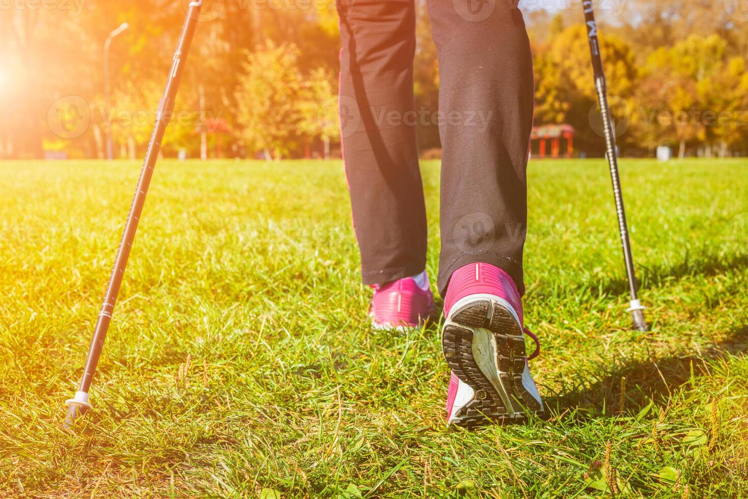 mujer nórdico caminando al aire libre pies cerca arriba foto