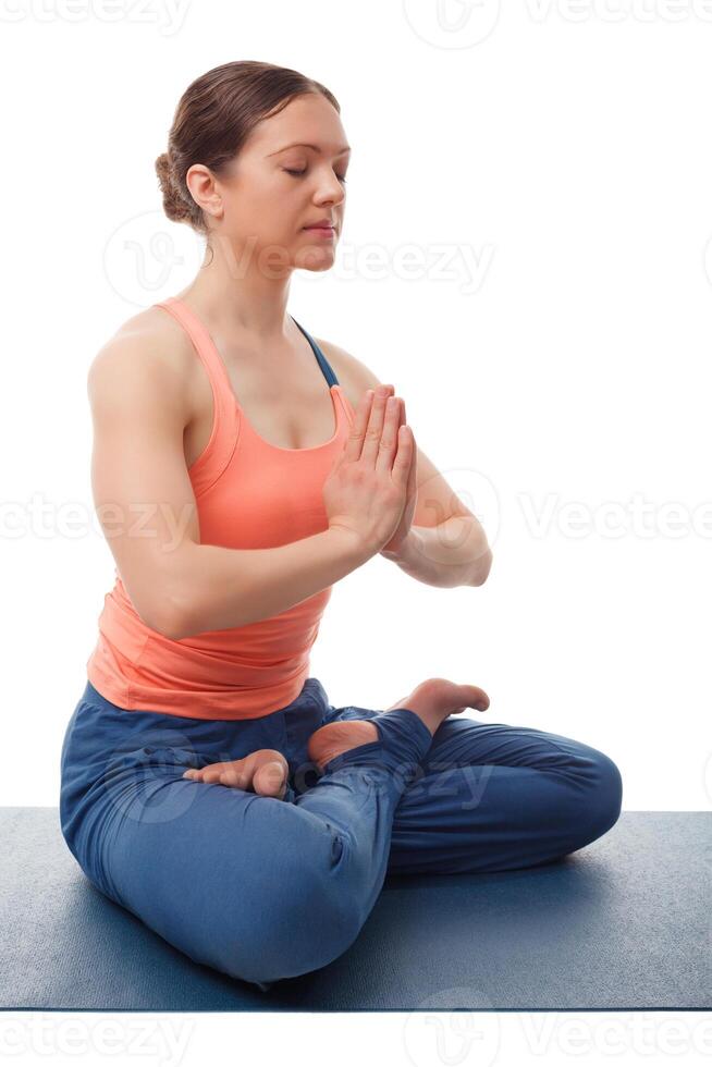 hermosa deportivo ajuste yogini mujer medita en padmasana asana l foto