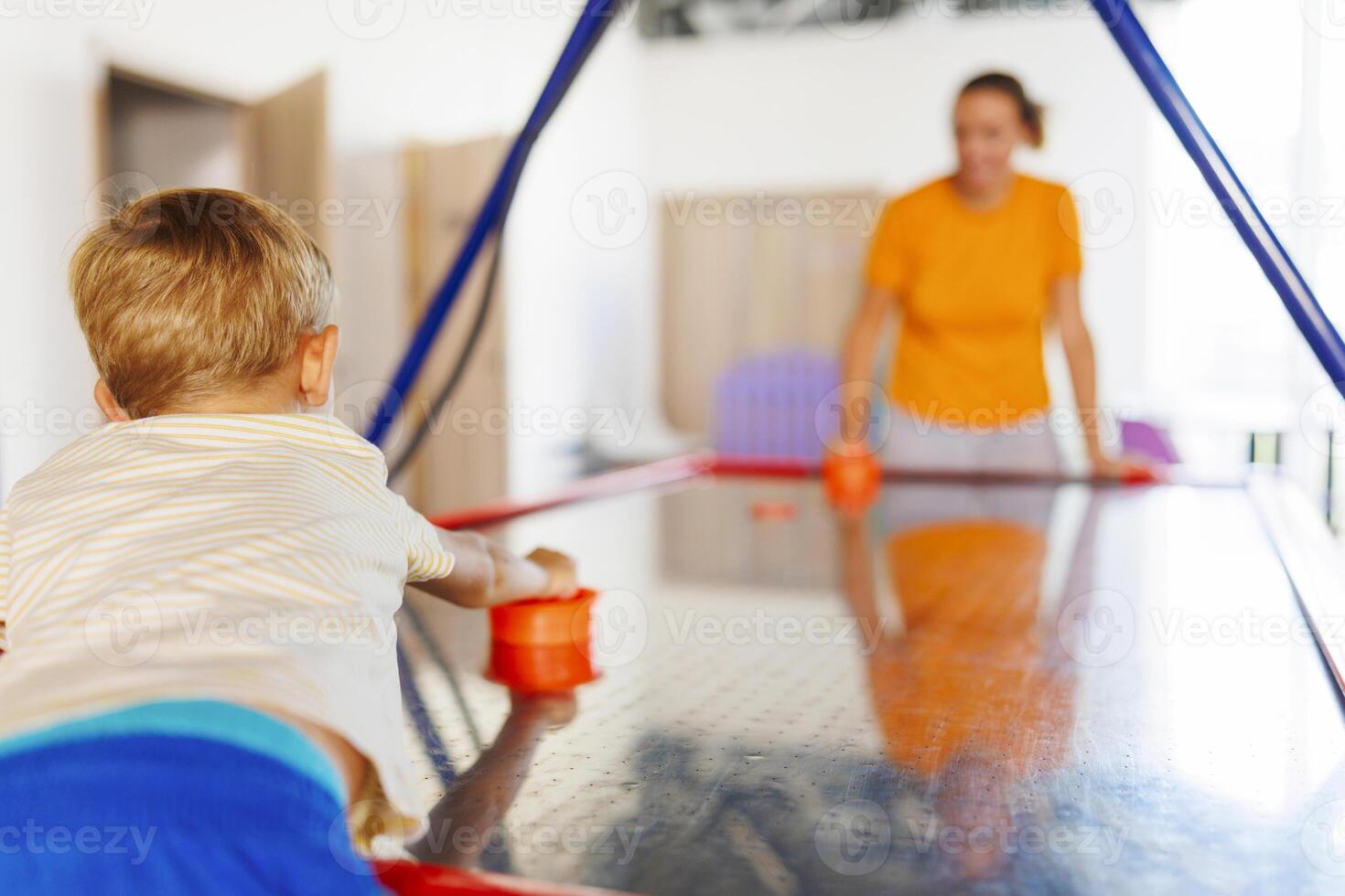 aire hockey divertido con madre y niño foto