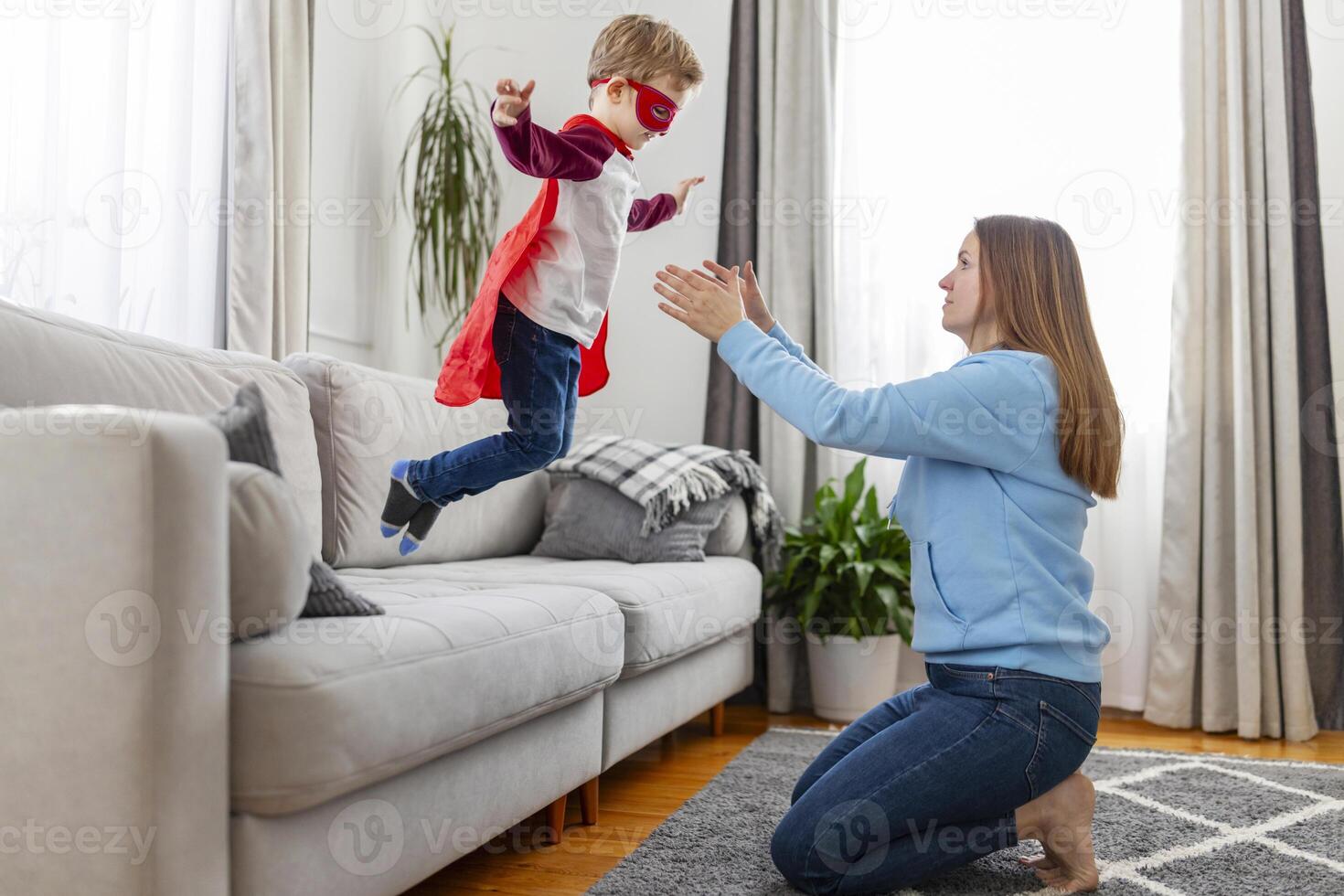 madre y niño juguetón vivo habitación divertido foto