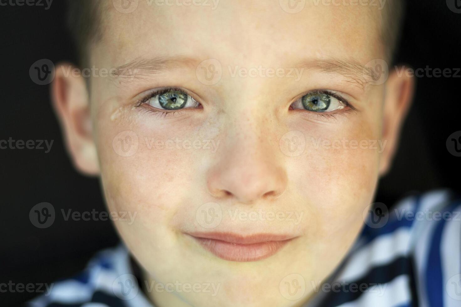 triste pequeño niño es llanto. de cerca retrato de un llorando chico foto