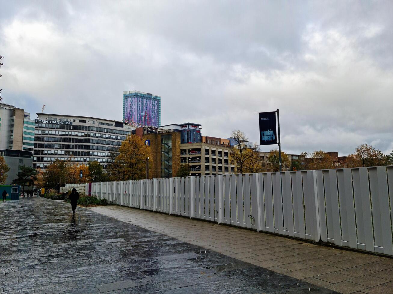 más hermosa bajo ángulo ver de central Oeste croydon Londres ciudad de Inglaterra Reino Unido durante nublado y lluvioso día. noviembre 20, 2023 foto