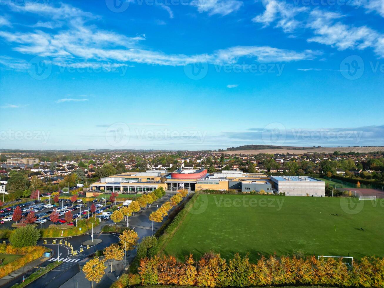 aéreo ver de este lutón ciudad de Inglaterra genial Bretaña. octubre 30, 2023 foto