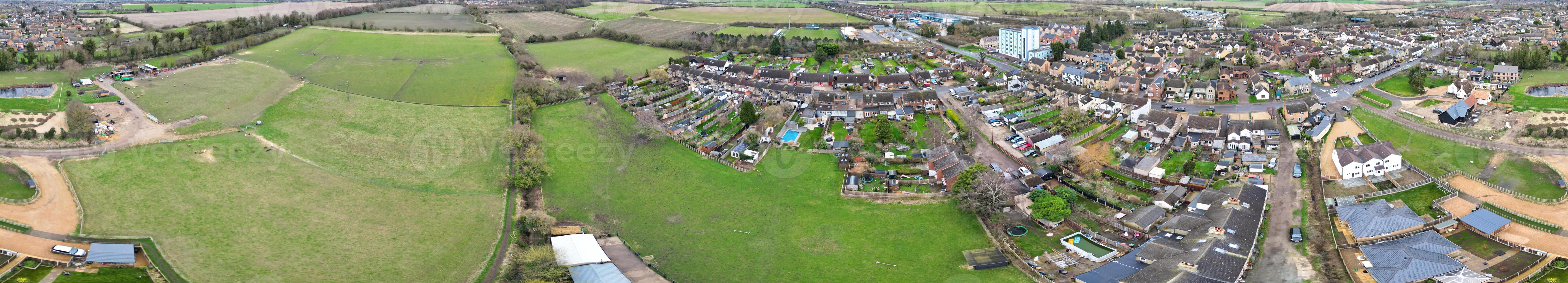 alto ángulo panorámico ver de arseley pueblo de Inglaterra Reino Unido. el imágenes estaba capturado durante nublado y lluvioso día de feb 28, 2024 foto