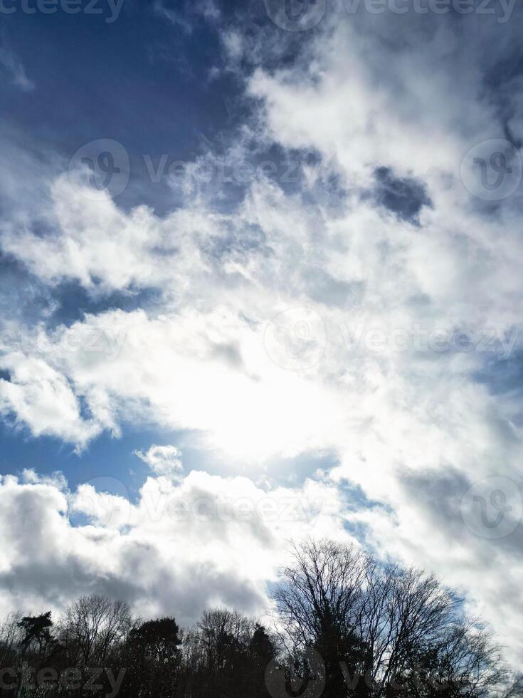 cielo y nubes terminado welwyn jardín ciudad de Inglaterra Reino Unido. marzo 1º, 2024 foto