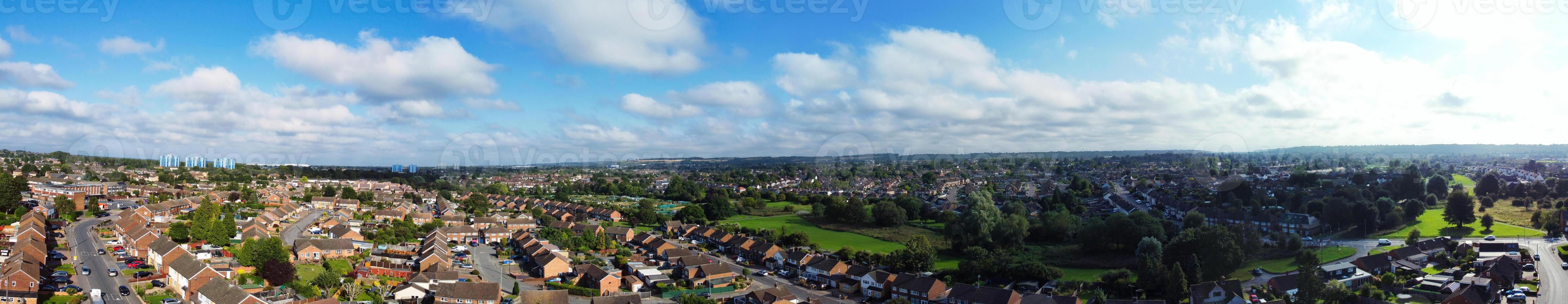 aéreo panorámico ver de este lutón ciudad de Inglaterra Reino Unido. agosto 17, 2023 foto