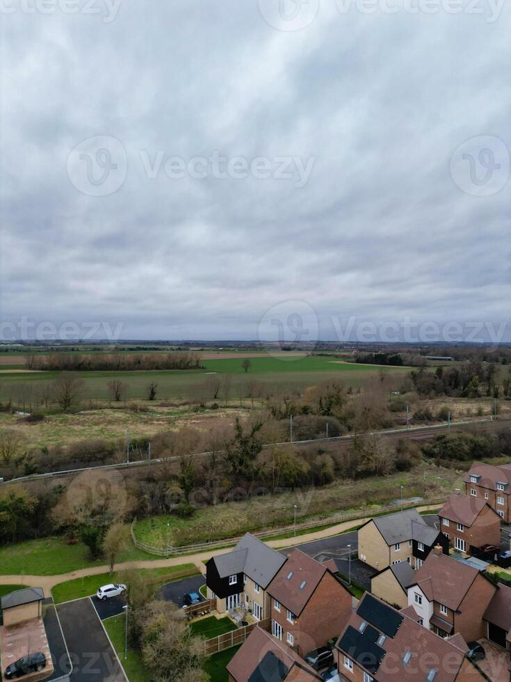 alto ángulo ver de arlesy pueblo de Inglaterra Reino Unido. el imágenes estaba capturado durante nublado y lluvioso día de feb 28, 2024 foto