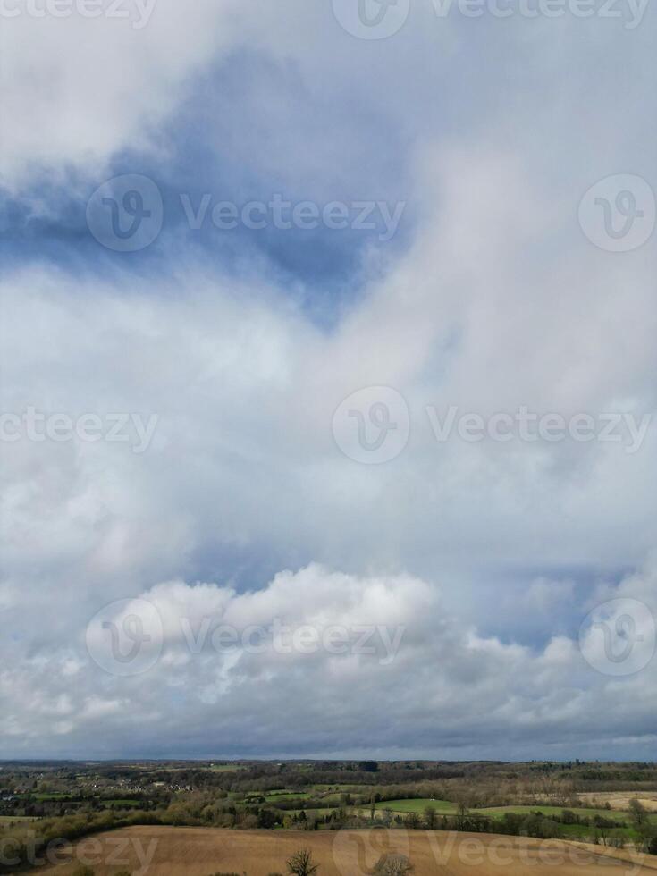 aéreo ver de británico campo y agrícola granja tierra a pueblo de Inglaterra Reino Unido. marzo 1º, 2024 foto