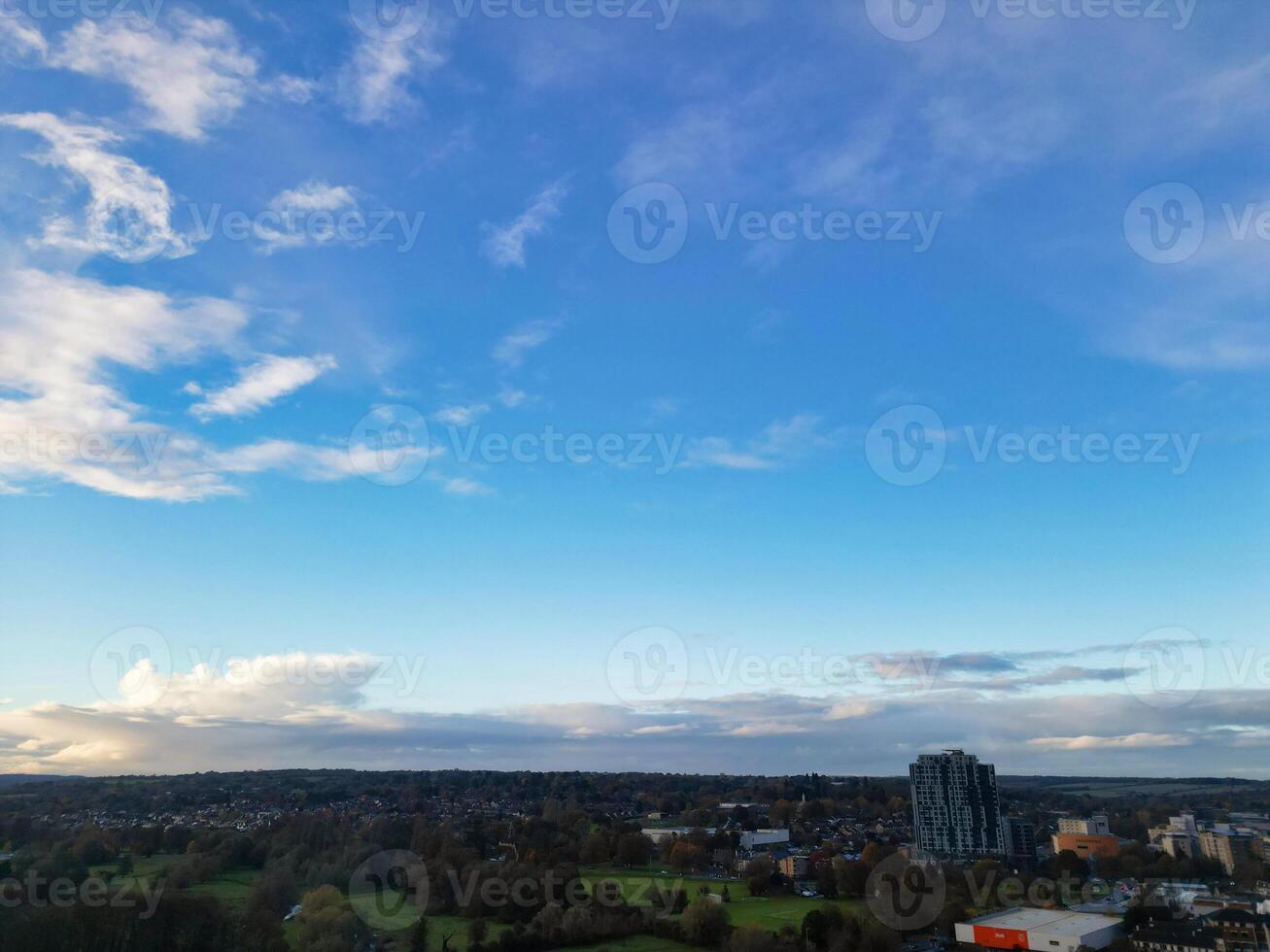 hermosa alto ángulo ver de cielo y dramático nubes terminado central hemel cáñamo ciudad de Inglaterra genial Bretaña. noviembre 5to, 2023 foto