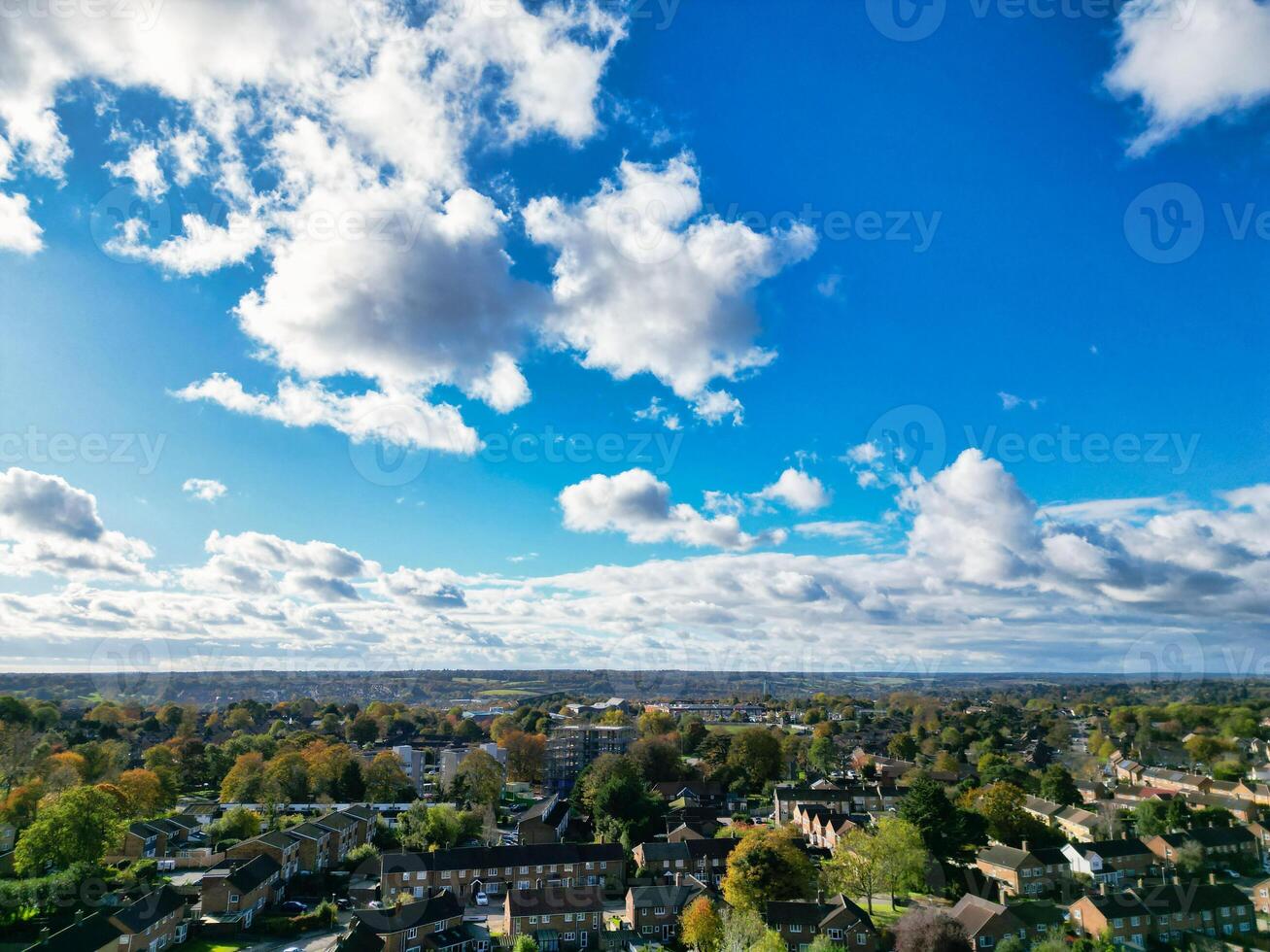 hermosa alto ángulo ver de cielo y dramático nubes terminado central hemel cáñamo ciudad de Inglaterra genial Bretaña. noviembre 5to, 2023 foto