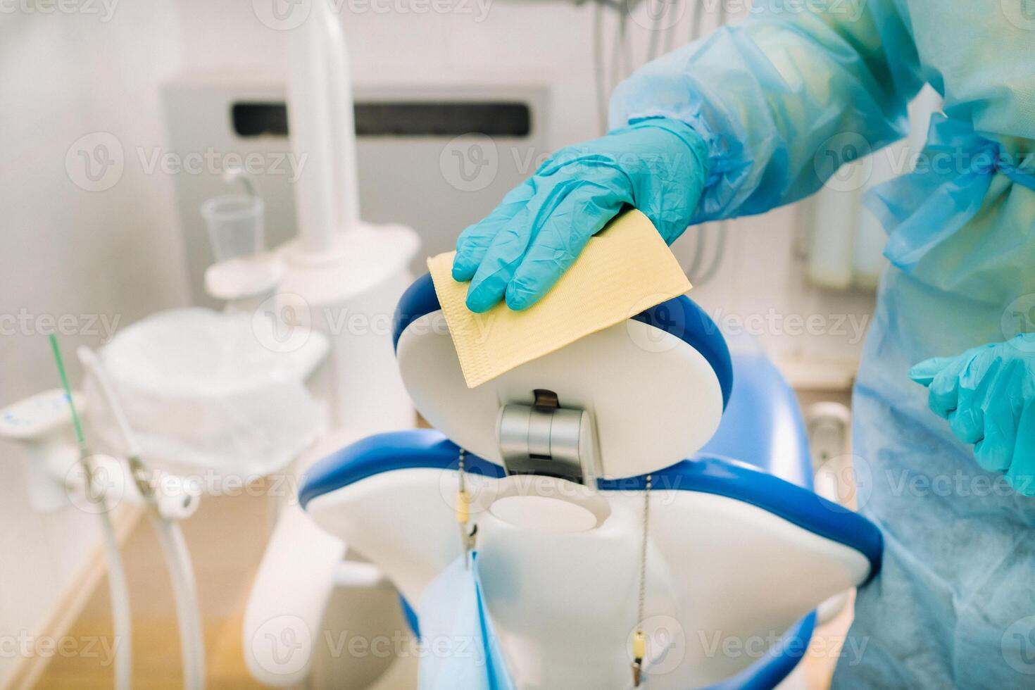 un enfermero desinfecta trabajo superficies en el del dentista oficina. foto