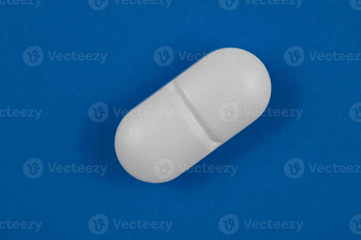 blanco oval píldora o fármaco aislado en blanco antecedentes. farmacéutico concepto foto