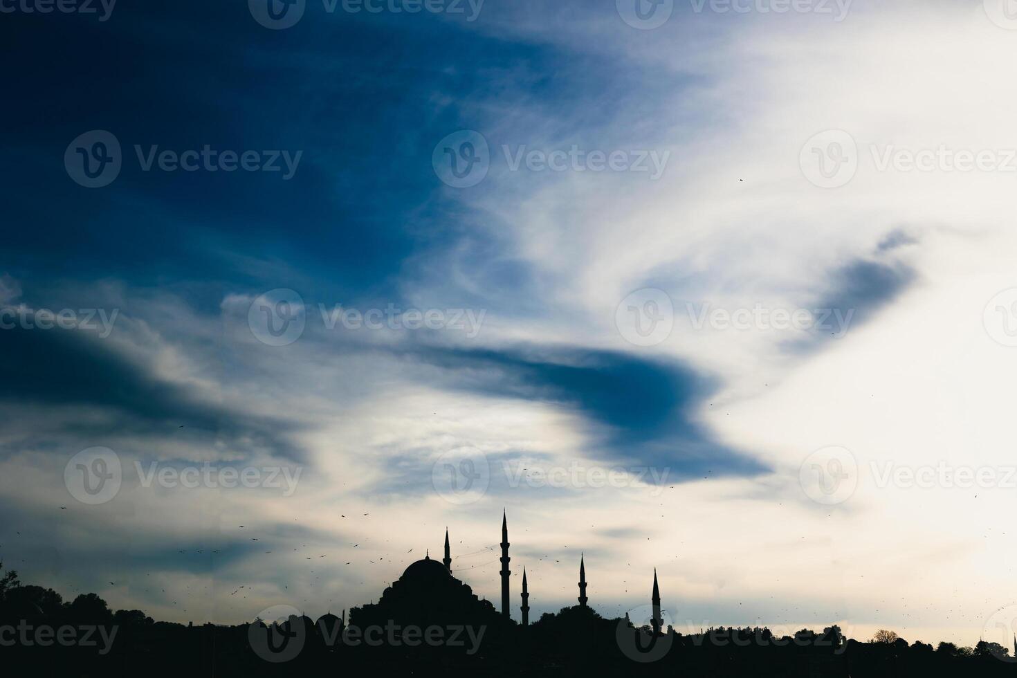 silueta de suleymaniye mezquita a puesta de sol con Copiar espacio para texto. foto