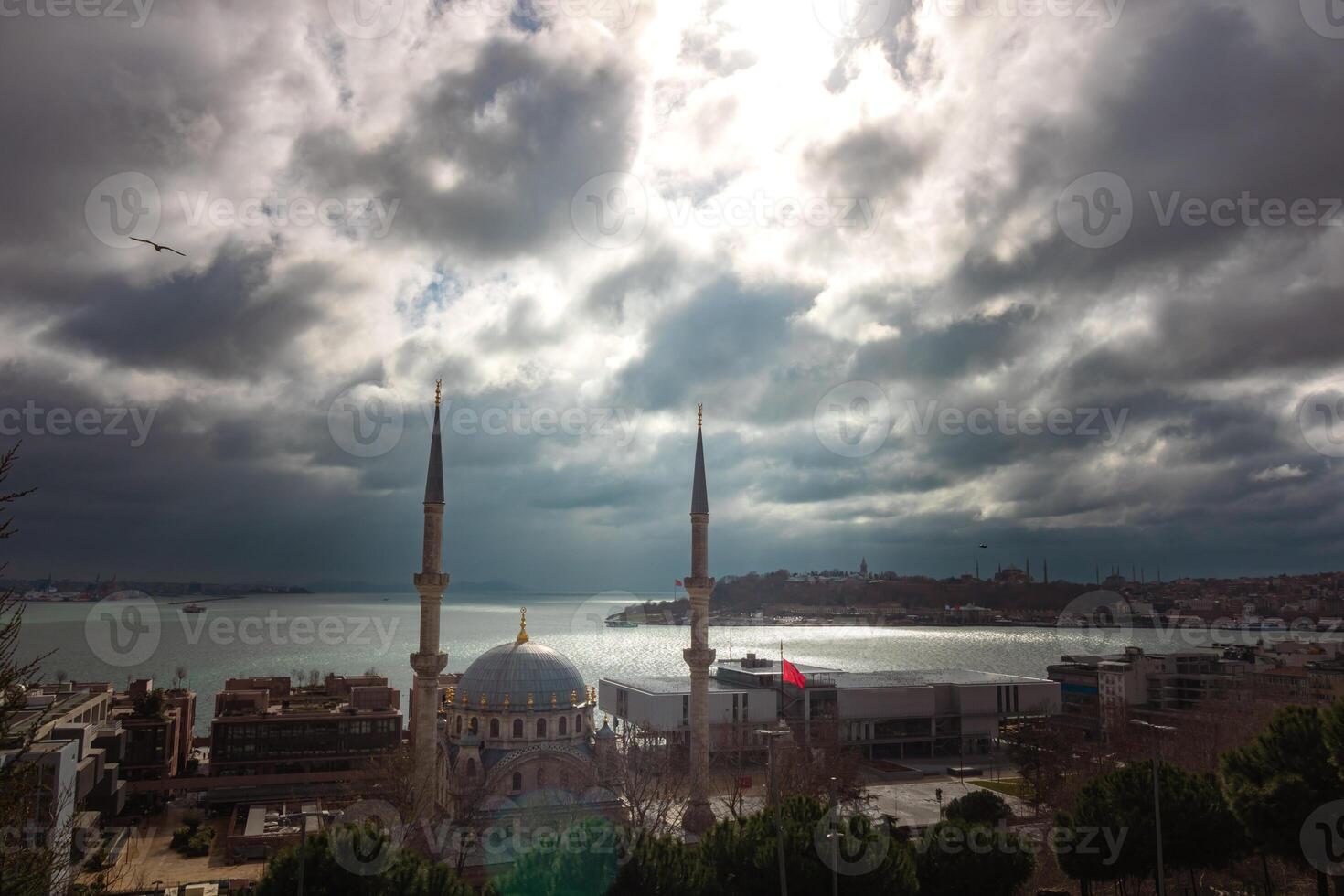 nusretiye mezquita y Estanbul ver con nublado cielo desde cihangir foto