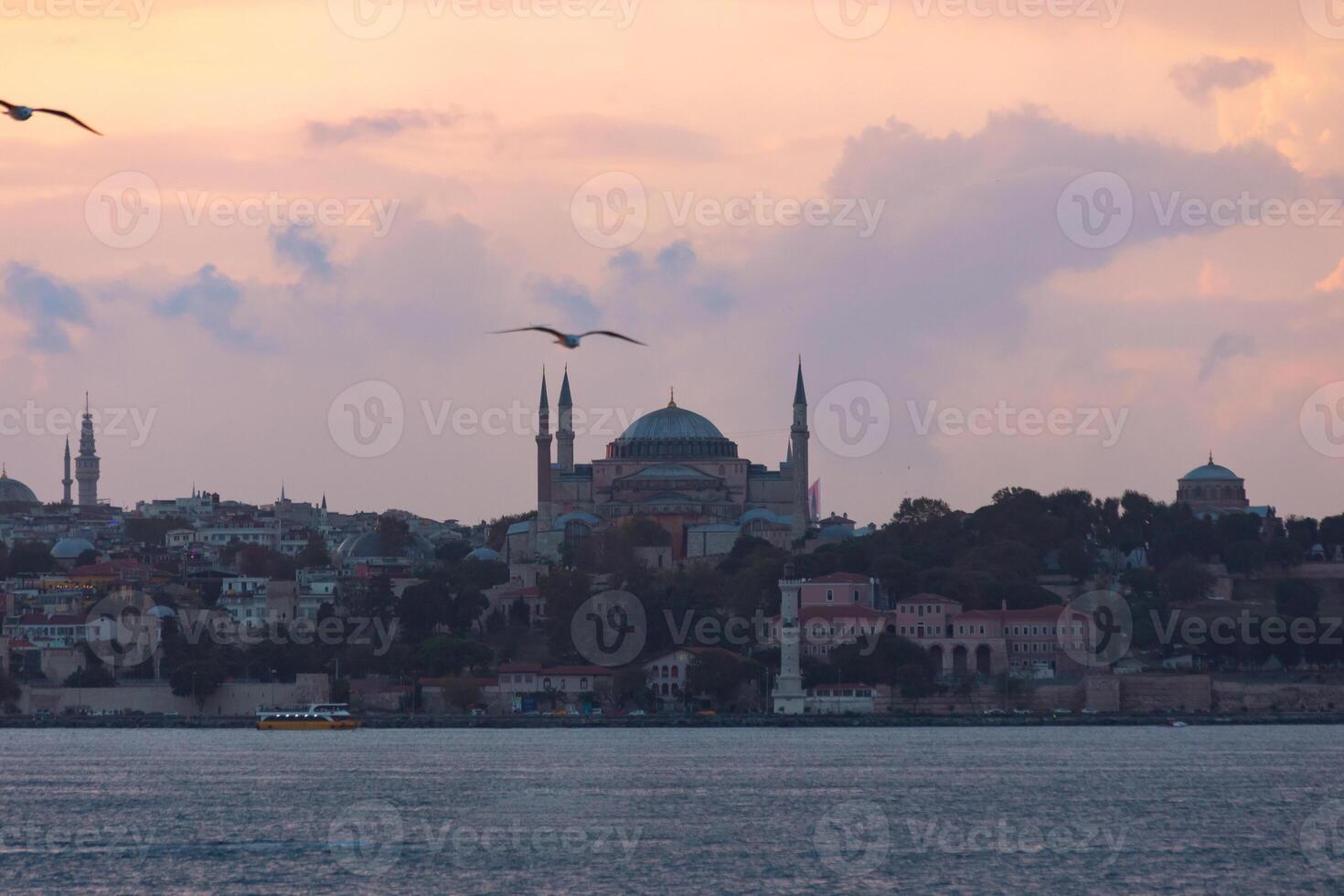 hagia Sofía o ayasofya mezquita a puesta de sol desde kadikoy distrito de Estanbul foto