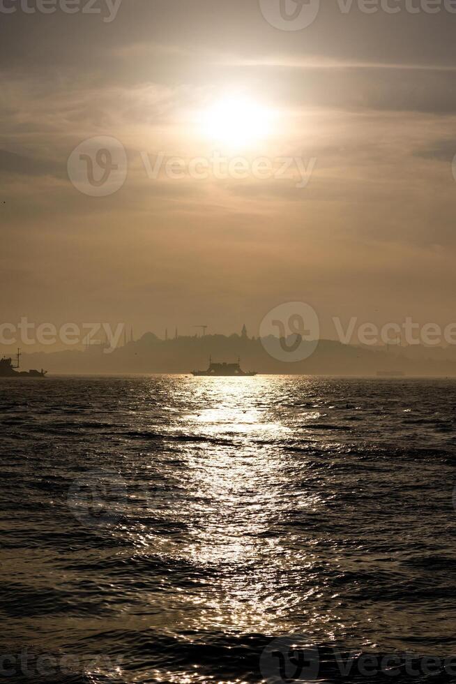 Estanbul vista. transbordadores y paisaje urbano de Estanbul foto