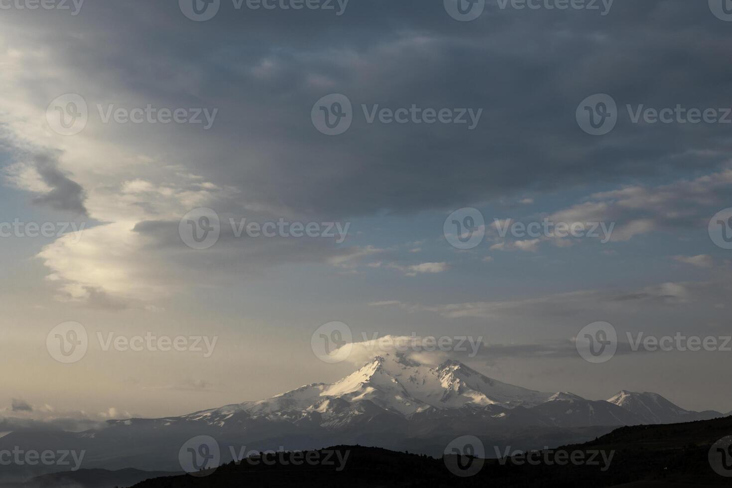 montaña ver a amanecer. paisaje terrestre de el montaña con nublado cielo foto