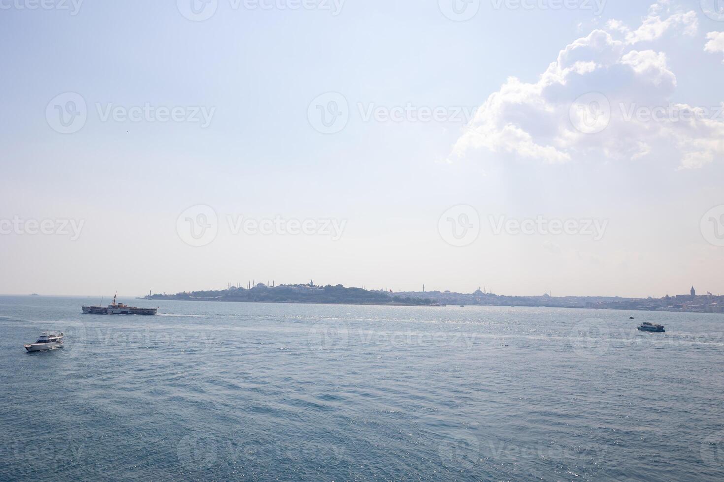 transbordadores y buques en el bósforo y paisaje urbano de Estanbul foto