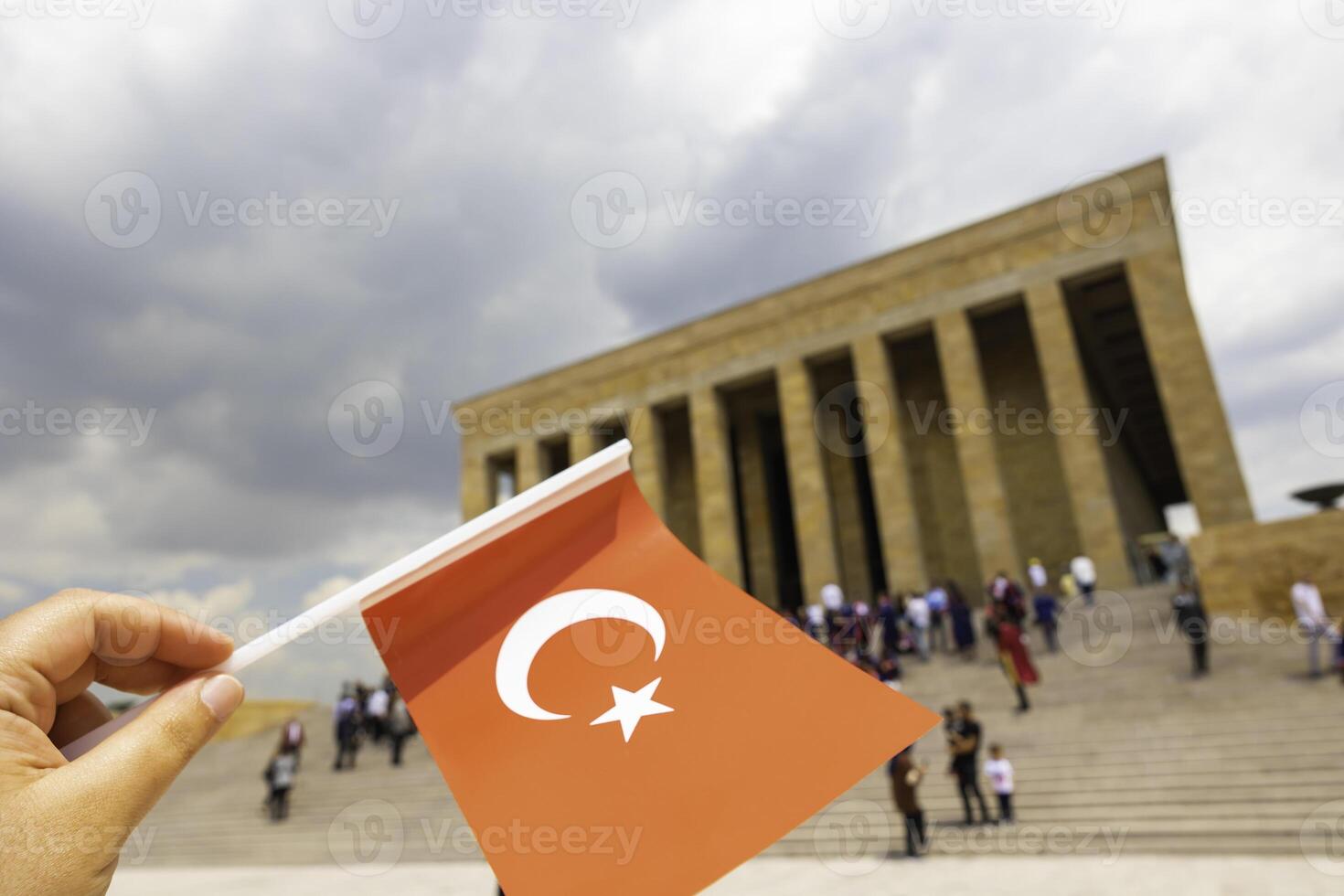 turco bandera y anitkabir o mausoleo de atatürk turco público días. foto