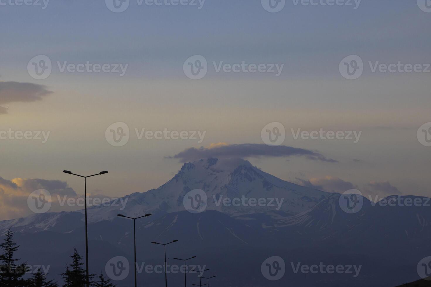 montar erciyes en Kayseri a puesta de sol. montaña pico y relámpago postes foto