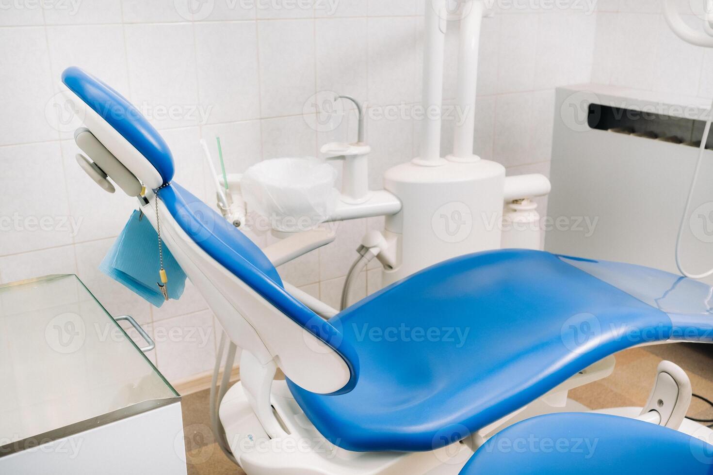 una silla vacía en la oficina del dentista. consultorio del dentista vacio foto