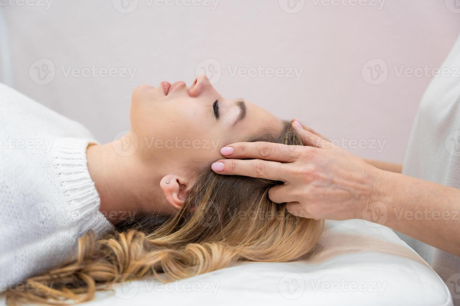 curador ejecutando por ligeramente tocado conjunto de 32 puntos de acceso barras en joven mujer cabeza, estimulante positivo cambio pensamientos y emociones alternativa medicina foto