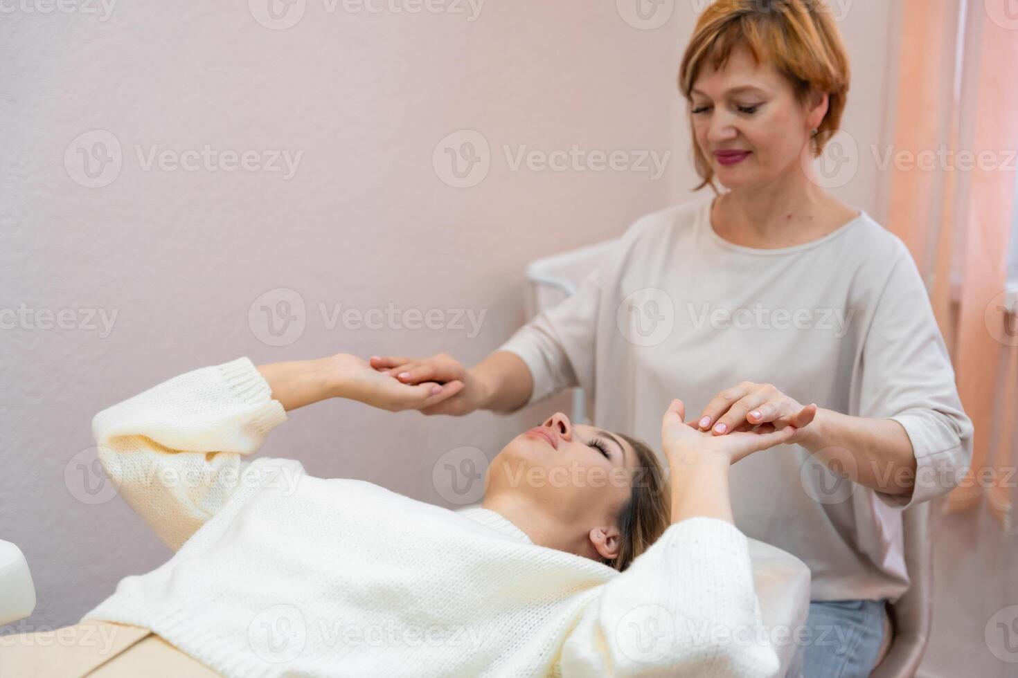 curador mujer lanza cuerpo energía mediante manos antes de acceso barras terapia con joven mujer, estimulante positivo cambio pensamientos y emociones alternativa medicina foto