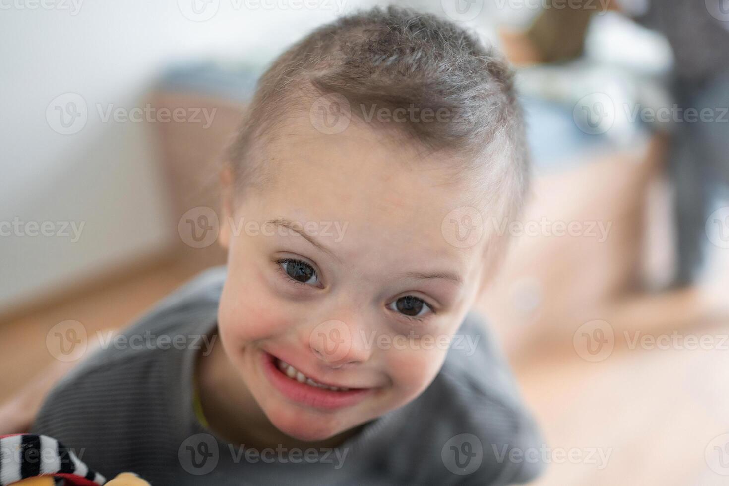 retrato de pequeño chico con abajo síndrome en hogar dormitorio. alto calidad foto