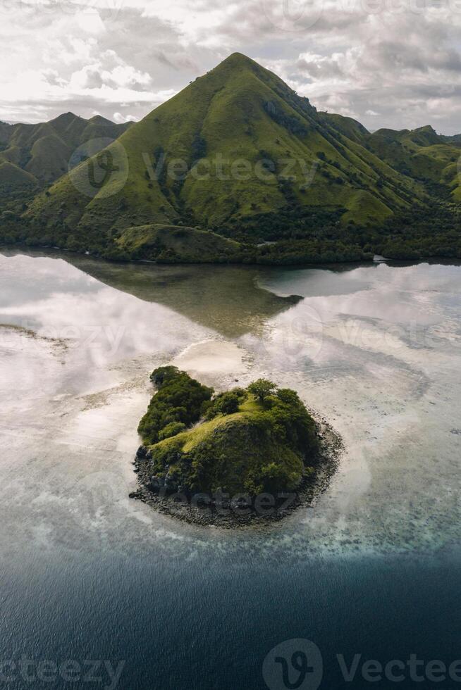 paisaje ver desde komodo isla , Indonesia foto