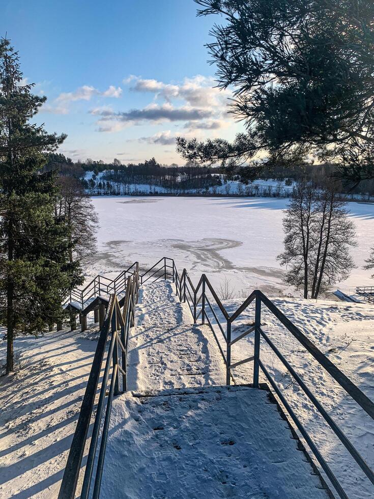 escalera líder a congelado lago foto