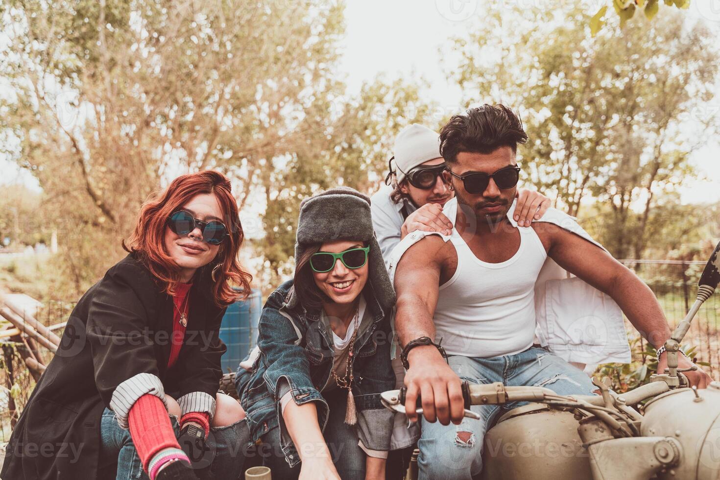 grupo de mejor amigos juntos tener divertido montando un Clásico motocicleta con sidecar foto