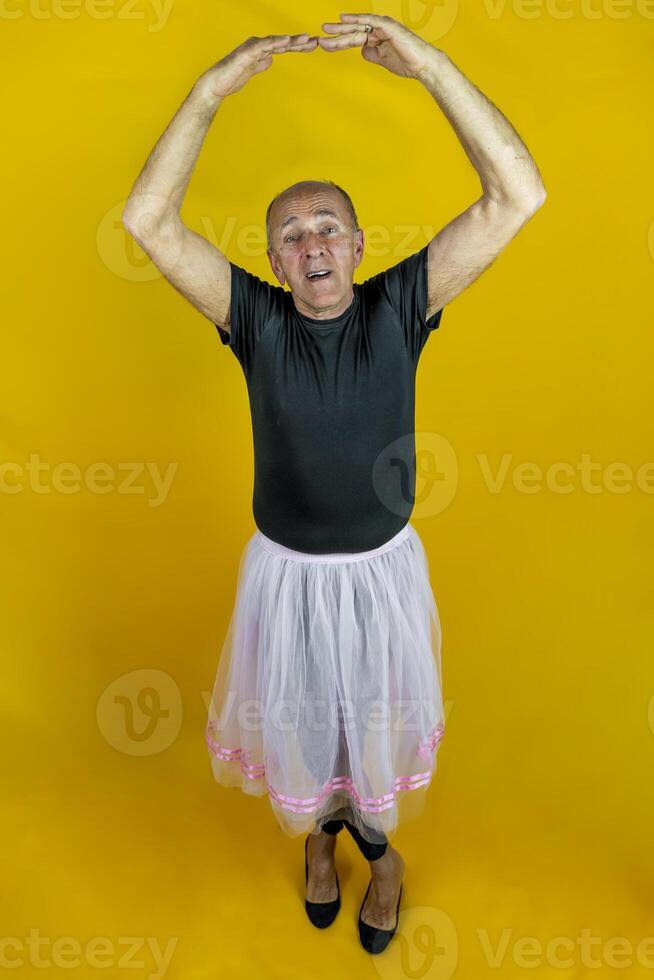 gracioso retrato de masculino ballet bailarín. un maduro ballet bailarín vestido en tutu bailando torpemente foto