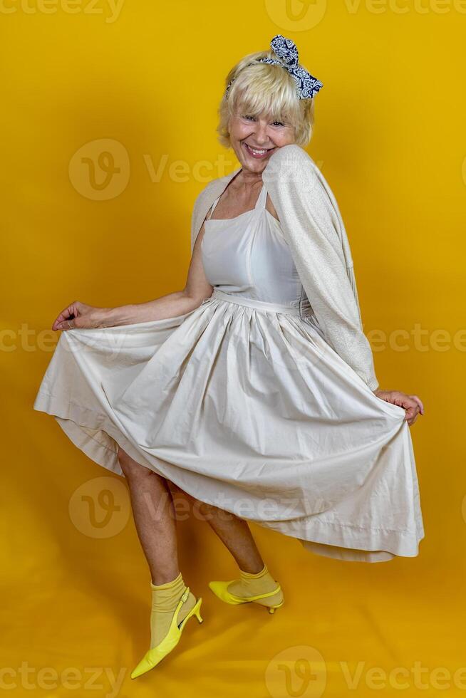 gracioso retrato de maduro mujer. un hermosa dama es vistiendo un Años 50 estilo vestido. foto