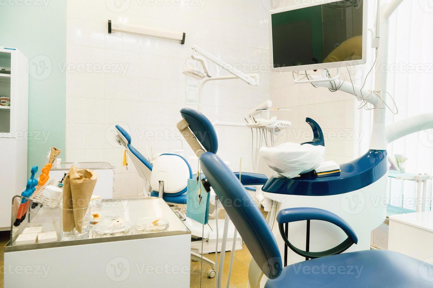 una silla vacía en la oficina del dentista. consultorio del dentista vacio foto