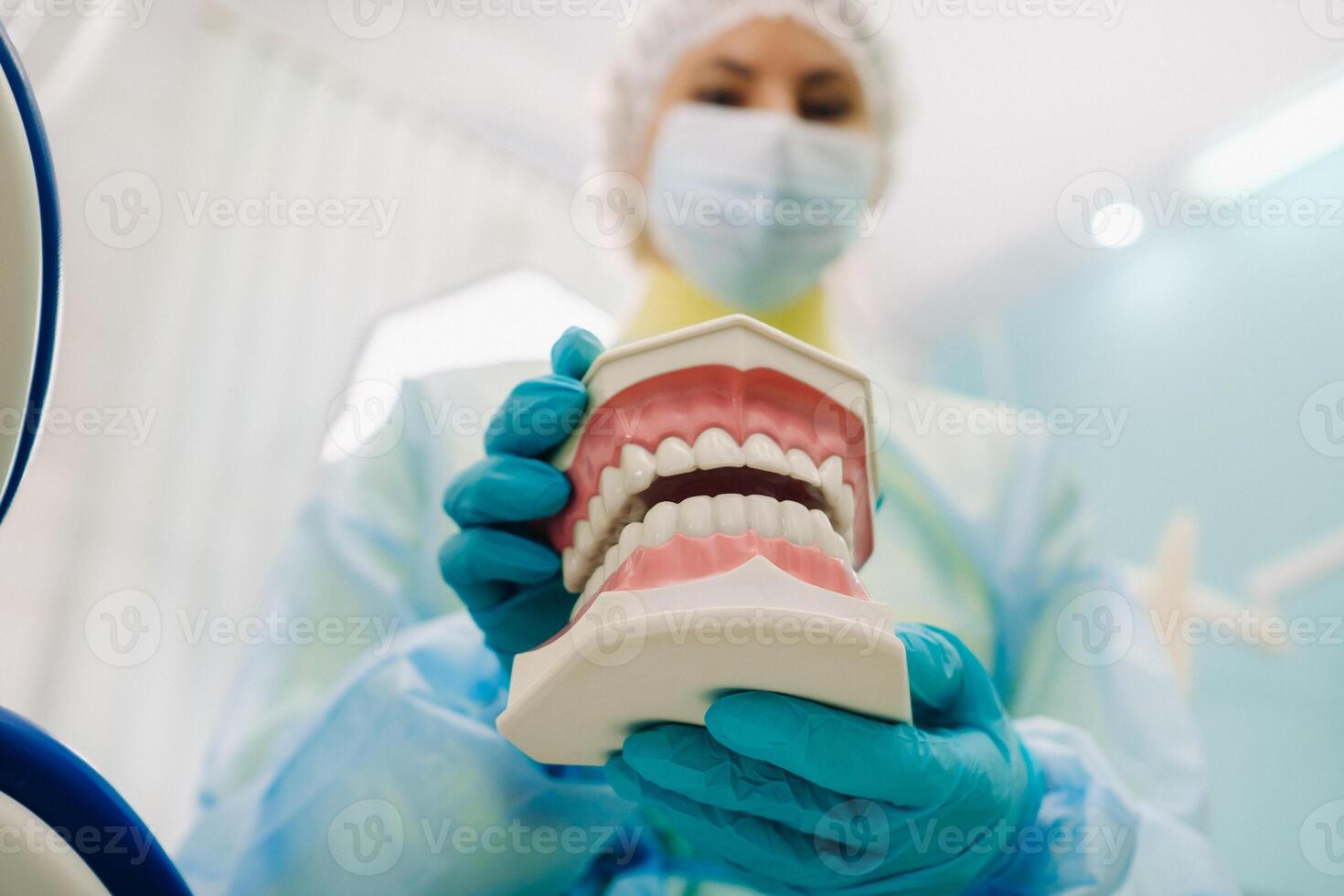 un modelo de un humano mandíbula con dientes y un cepillo de dientes en el del dentista mano foto