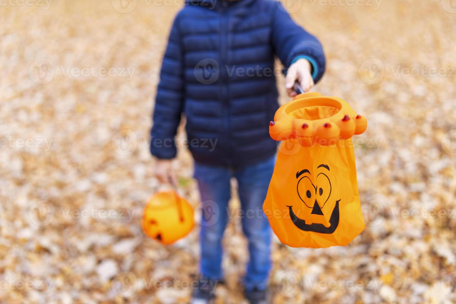 irreconocible chico participación calabaza cestas en truco o tratar temporada foto