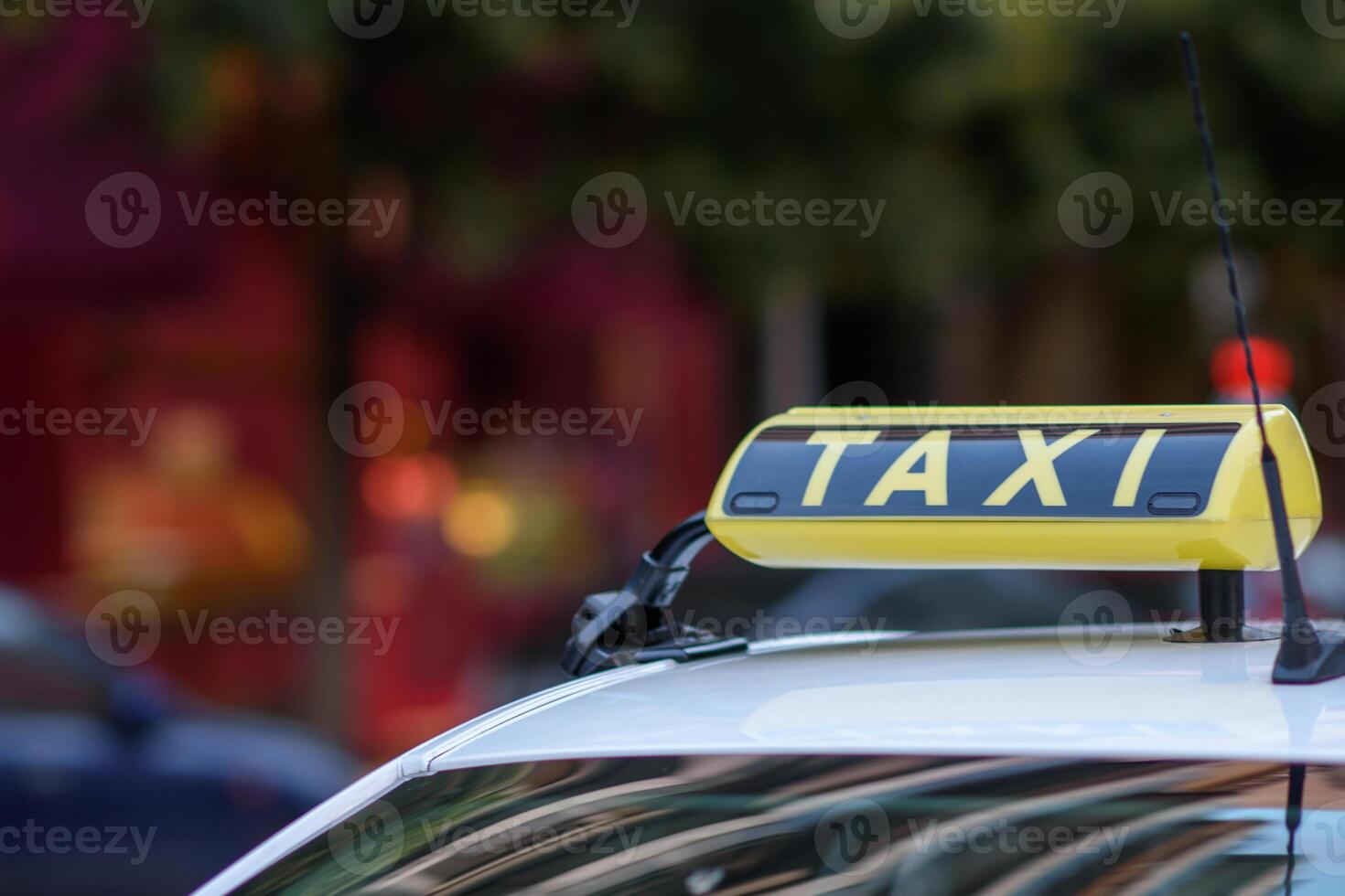 Taxi firmar en parte superior de un griego taxi, intencional selectivo enfocar. copyspace para tu individual texto foto
