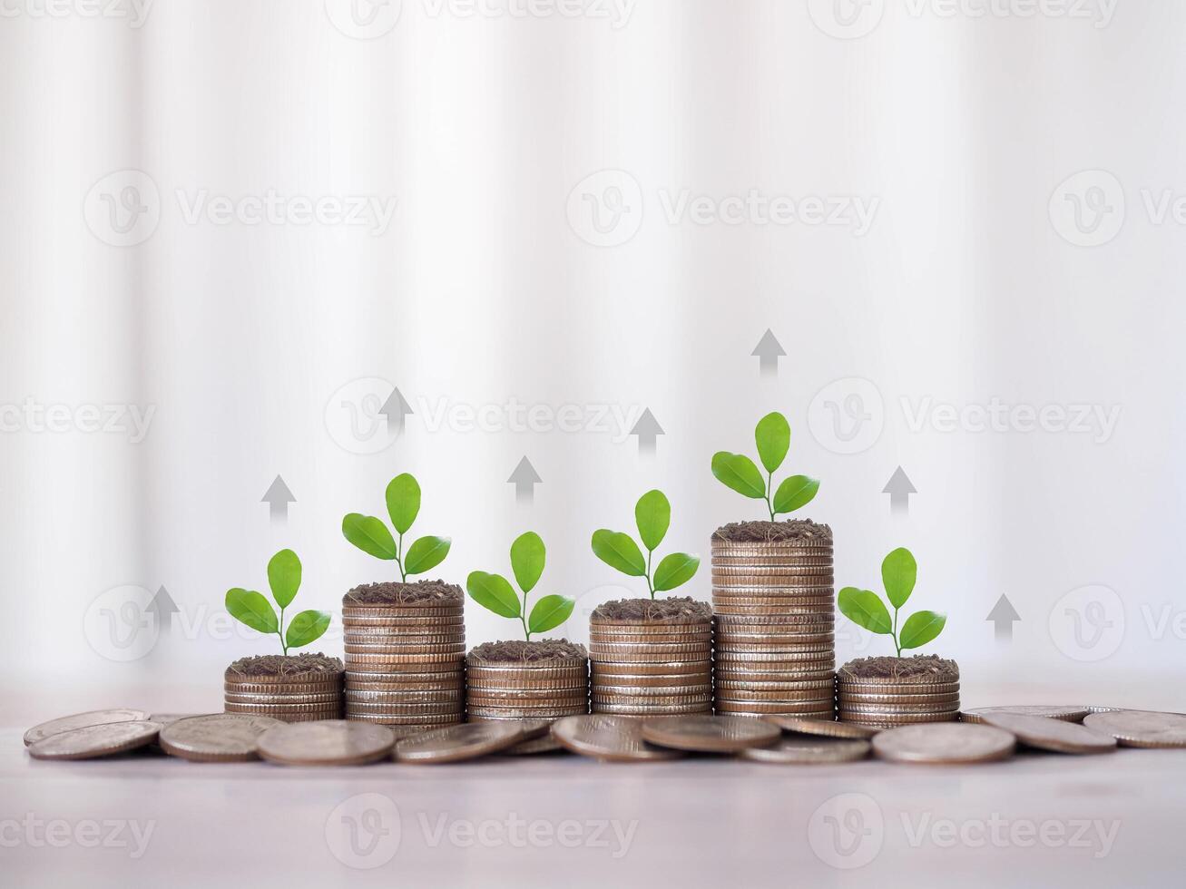 plantas creciente arriba en apilar de monedas y flecha creciente. el concepto de ahorro dinero, financiero, inversión y negocio creciente. foto