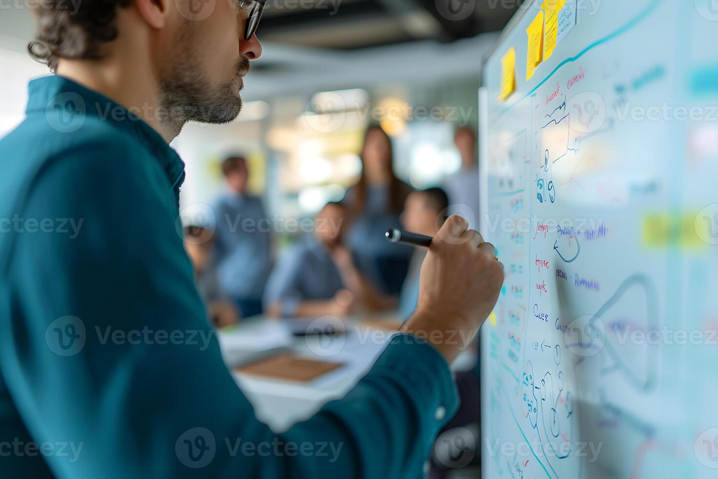 ai generado hombre escribe negocio estrategia en pizarron con borroso antecedentes de equipo en reunión foto