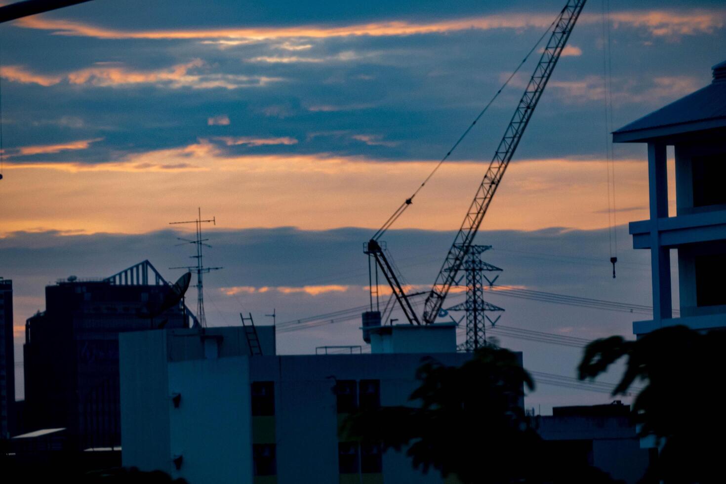 un pequeño grua usado para instalación durante construcción. foto
