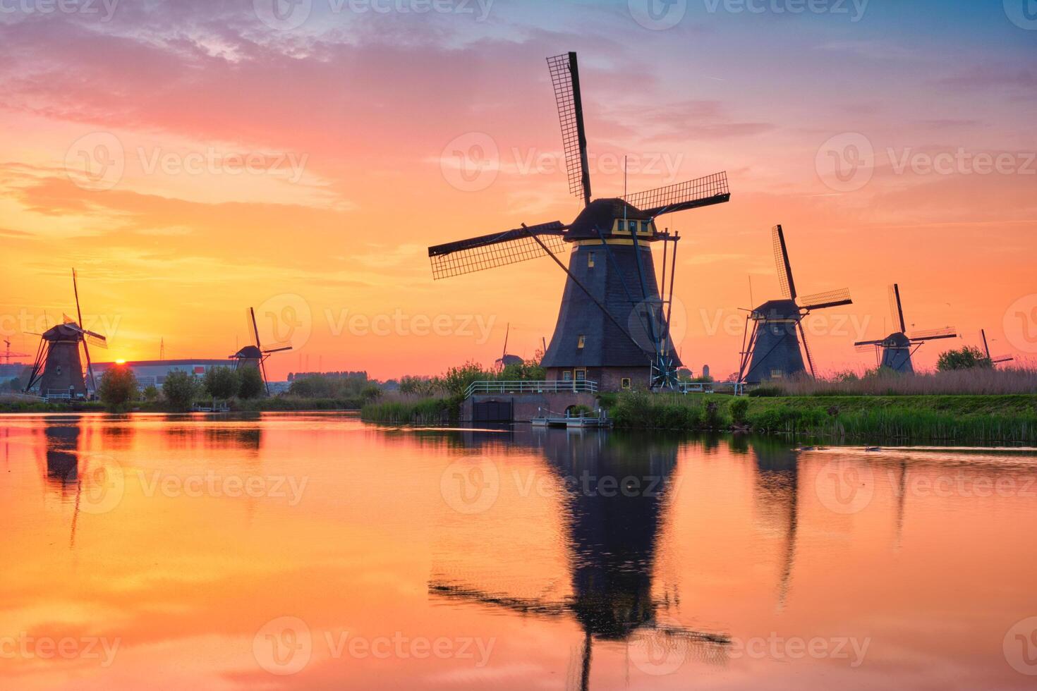 molinos de viento a kinderdijk en Holanda. Países Bajos foto