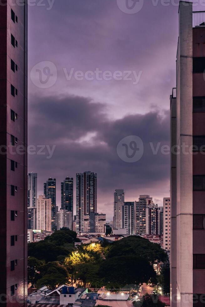 nublado noche terminado el horizonte de tatuaje, sao Pablo, Brasil. foto