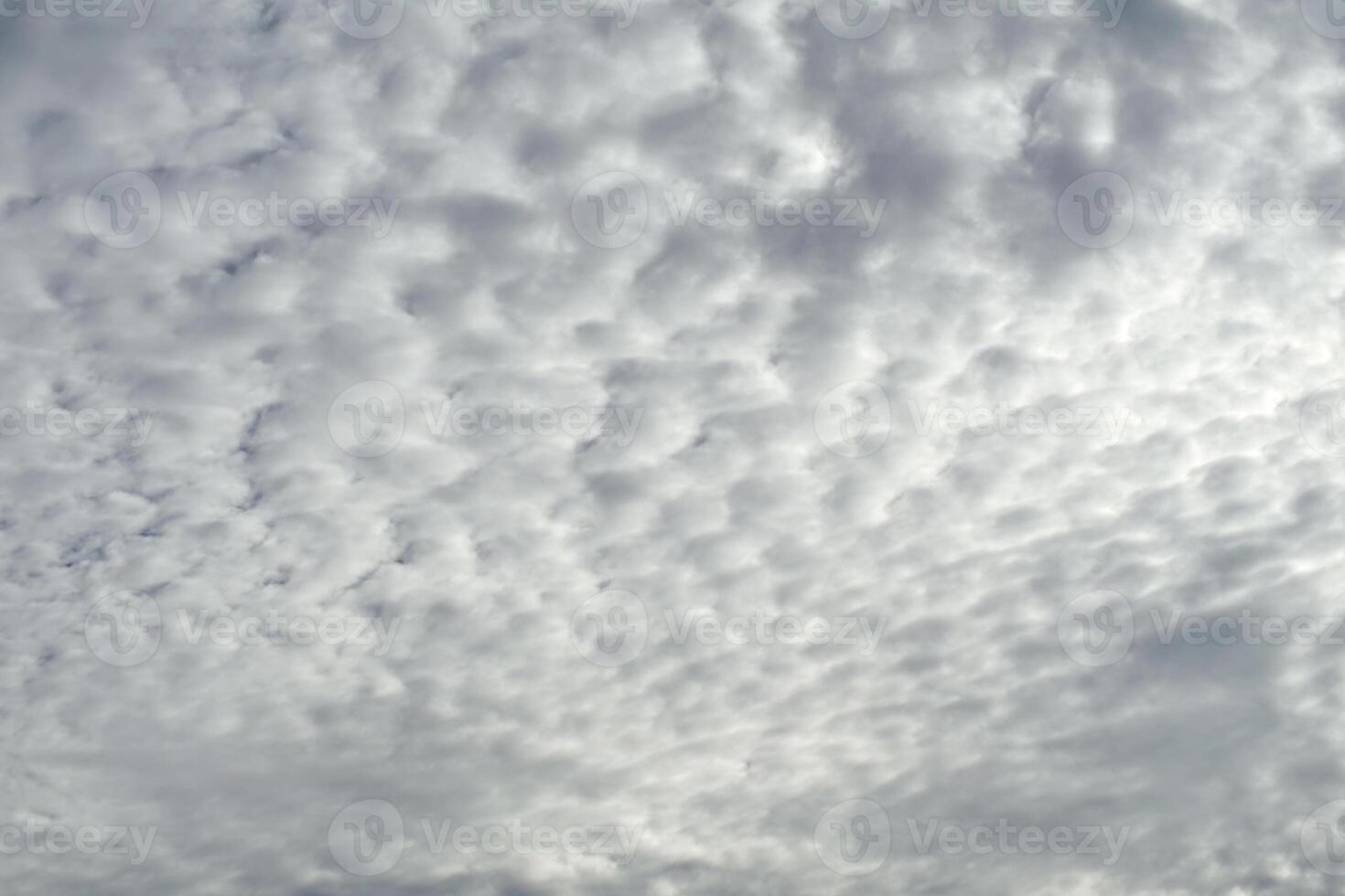 etéreo cielo, asombroso azul pabellón y ondulante nubes foto