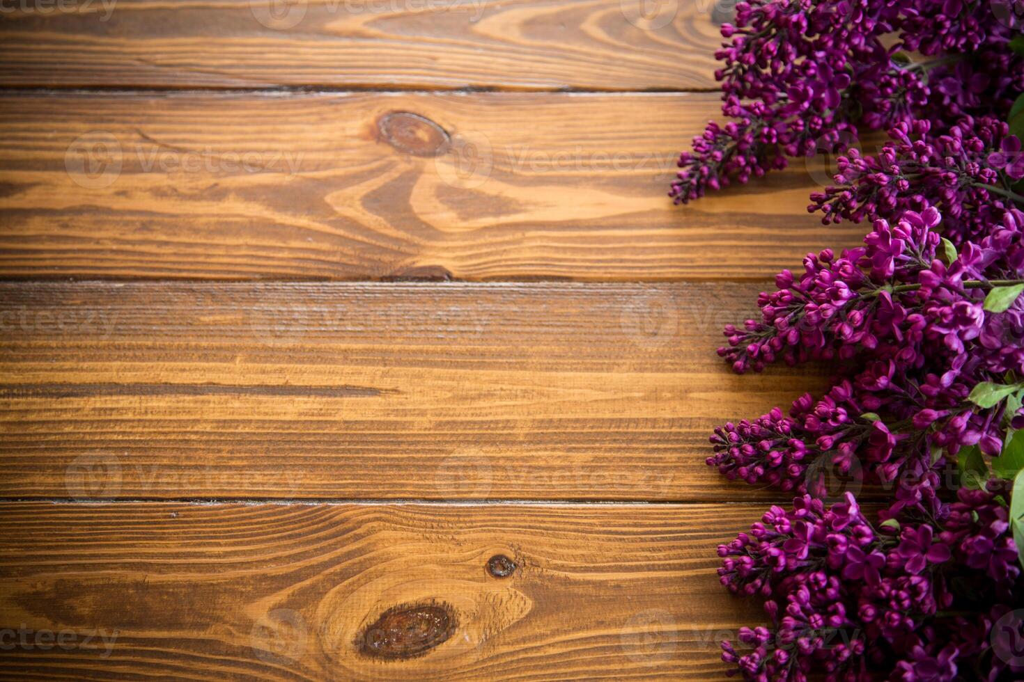 la hermosa lila sobre un fondo de madera foto